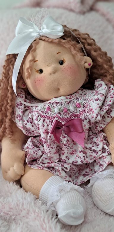 Muñeca de tela de pelo castaño con vestido de flores, hecha a mano
