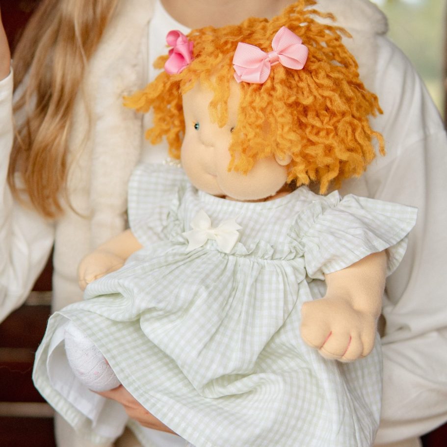 Muñeca de tela con vestido, hecha a mano