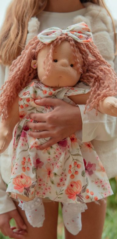 Muñeca de tela de pelo castaño con vestido de flores, hecha a mano